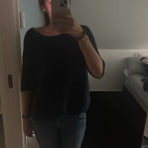 Mörkblå stickad tröja med lös passform - Mysig mörkblå stickad tröja med lös och avslappnad passform. Tröjan har bred halsringning och trekvartsärmar, perfekt för lager-på-lager och chill dagar. Enkel att matcha med jeans eller kjol för en stilren look. Alpaca ull!!