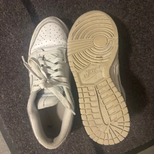 Gråa Nike dunks  - Nike dunks använda flera gånger.