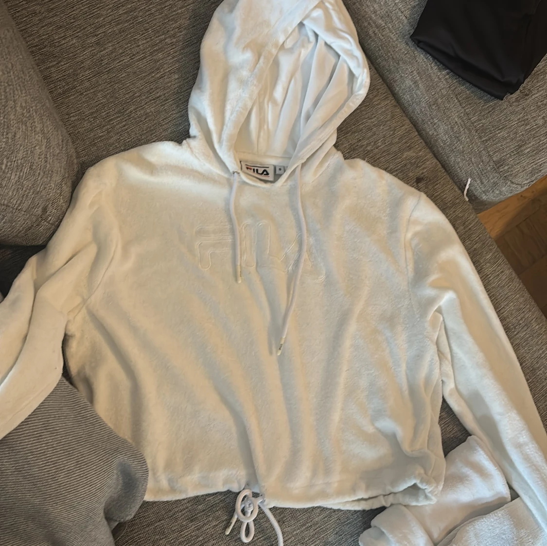 Vit croppad hoodie från Fila - 2