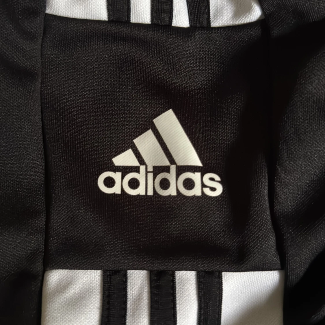 Svarta Adidas träningsbyxor med ränder - 3