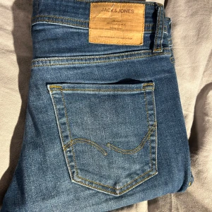 Jack & Jones jeans  - Säljer nu mina jeans i STORLEK W30 L30 då dem inte längre passar mig, snygga blåa jeans som är lite ljusare vid knä/lår. Jätte bra skick  