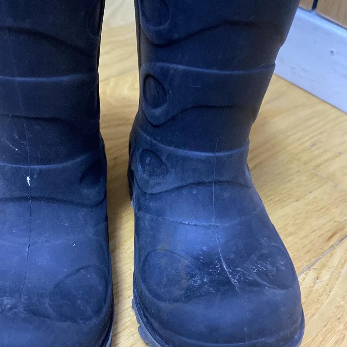 Svarta gummistövlar med mönster - 1