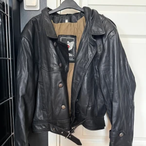 Läder jacka  - Rejäl läderjacka i gott skick😊Skriv för mer info