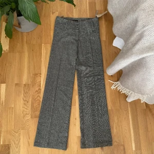 Grå kostymbyxor - Snygga grå kostymbyxor som sitter har perfekt passform❤️🩷