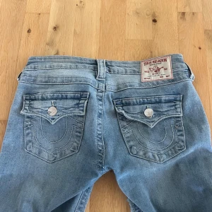 True religion byxor - Skit snygga true religion byxor i storlek 26. Den enda defekten är ett litet hål i skrevet men det är igensytt och syns inte alls (se sista bilden)
