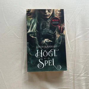 Högt spel - Väldigt bra skick. Boken är på svenska