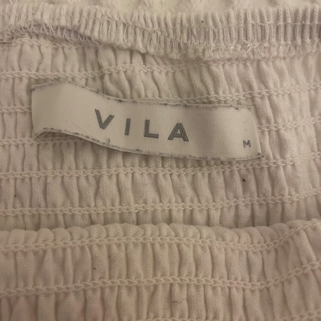 Vit bandeau tubtopp med volang från Vila - 2