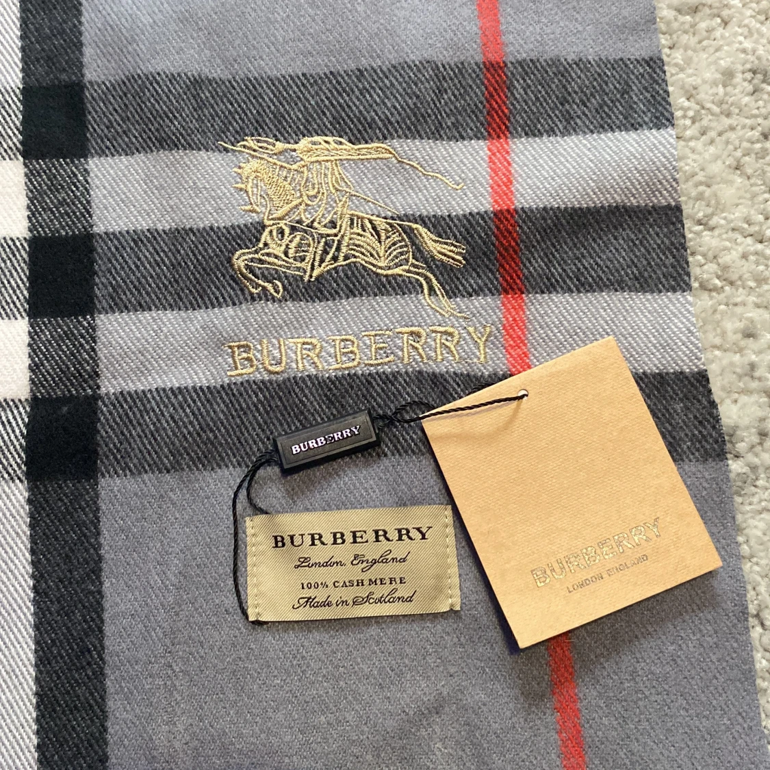Grå Burberry halsduk - 1