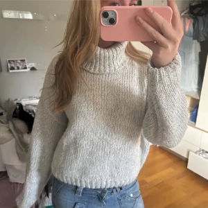 Grå stickad polotröja - Mysig grå stickad polotröja med bred krage och långa ärmar. Storlek M men passar som en S! Från H&M från början men köpt på sellpy (med lappen kvar). Säljer då den inte kommer till användning. I fint skick❣️❣️❣️