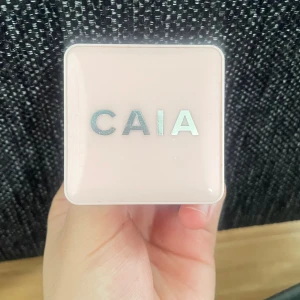 Smink rouch från Caia - En rousch från Caia i färgen  berry passion. Använd minst 3 gånger. 