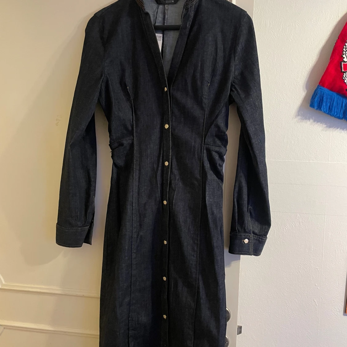 Mörkblå jeansklänning med knappar