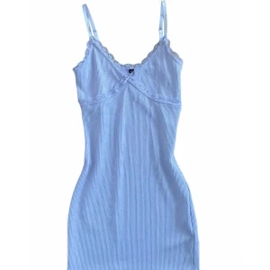 Klänning från H&M - Söt ljuslila klänning från H&M💕 knappt använd, strl S