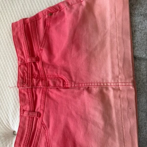 Rosa jeans kjol - Cool rosa kjol🩷 passar mig i storlek S!