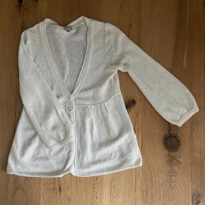Kofta - Vit kofta med trekvartsärm och babydoll form. Köptes secondhand så vet inte hur mycket den används men inga defekter. Säljer den då den är lite för stor för mig. Står S på lappen men passar mer som M.