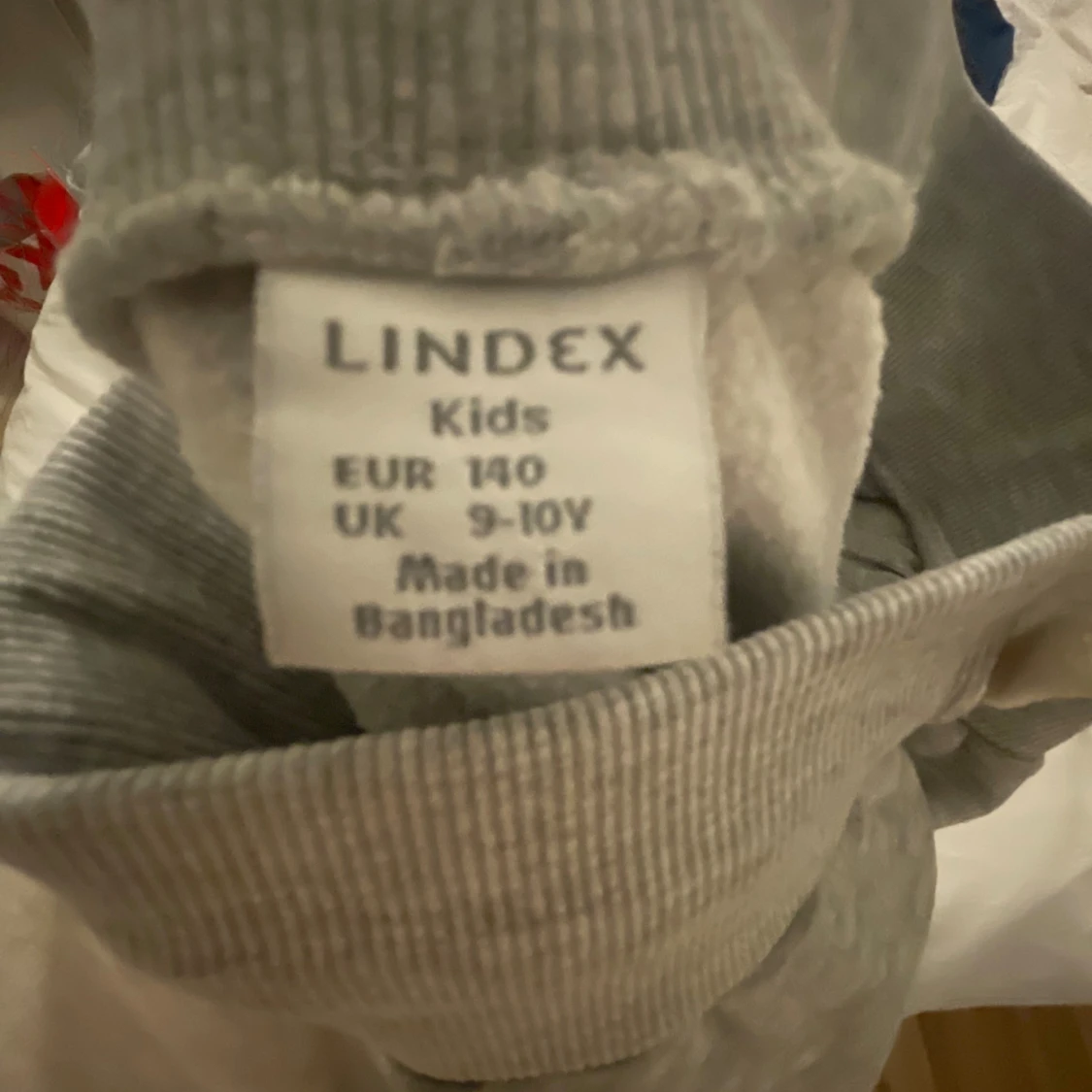 Grå mjukisbyxor och grå mjukiskofta från Lindex Kids - 1