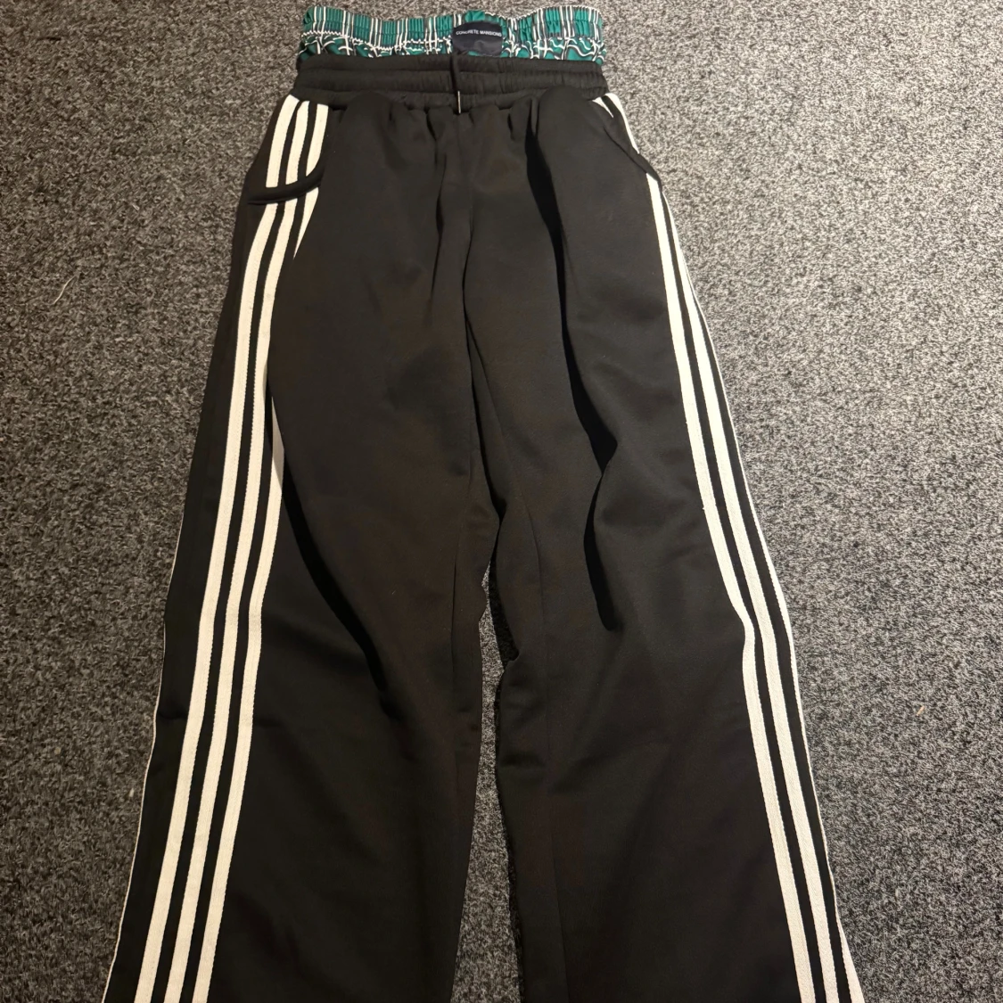 Svarta mjukisbyxor Concrete Mansions