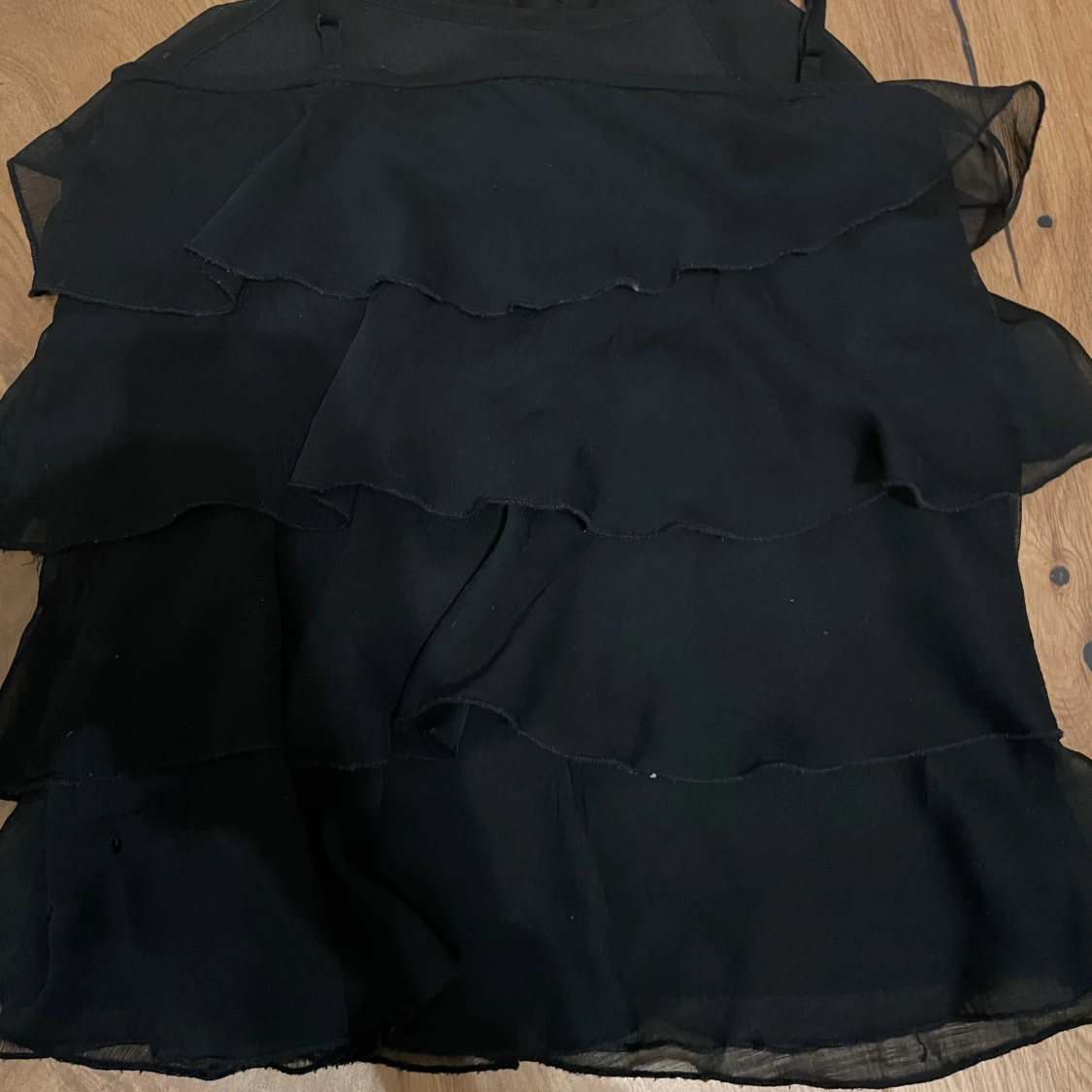 Svart volangklänning med paljetter Lindex - 1