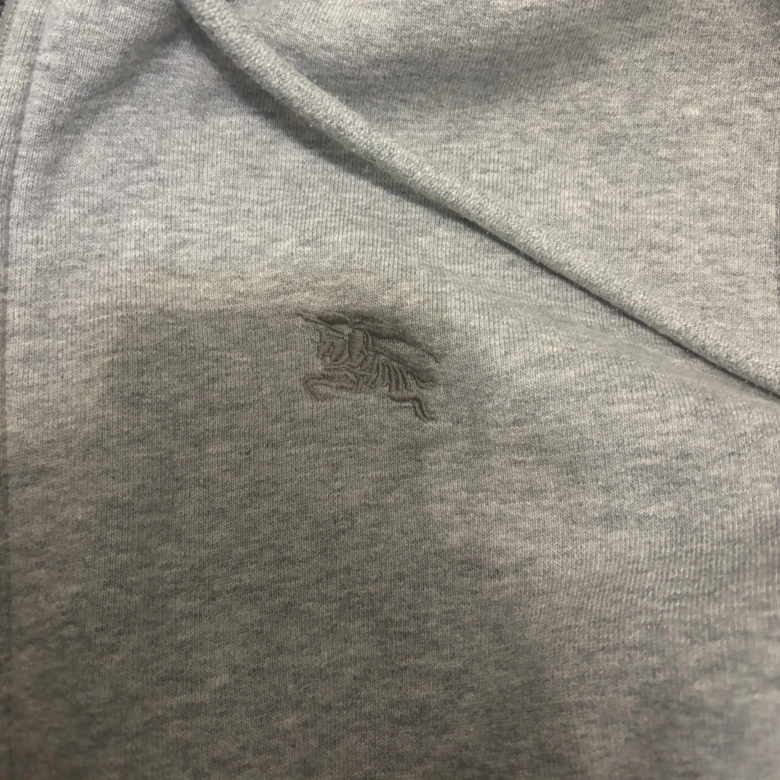 Grå hoodie från Burberry med rutig huva - 2