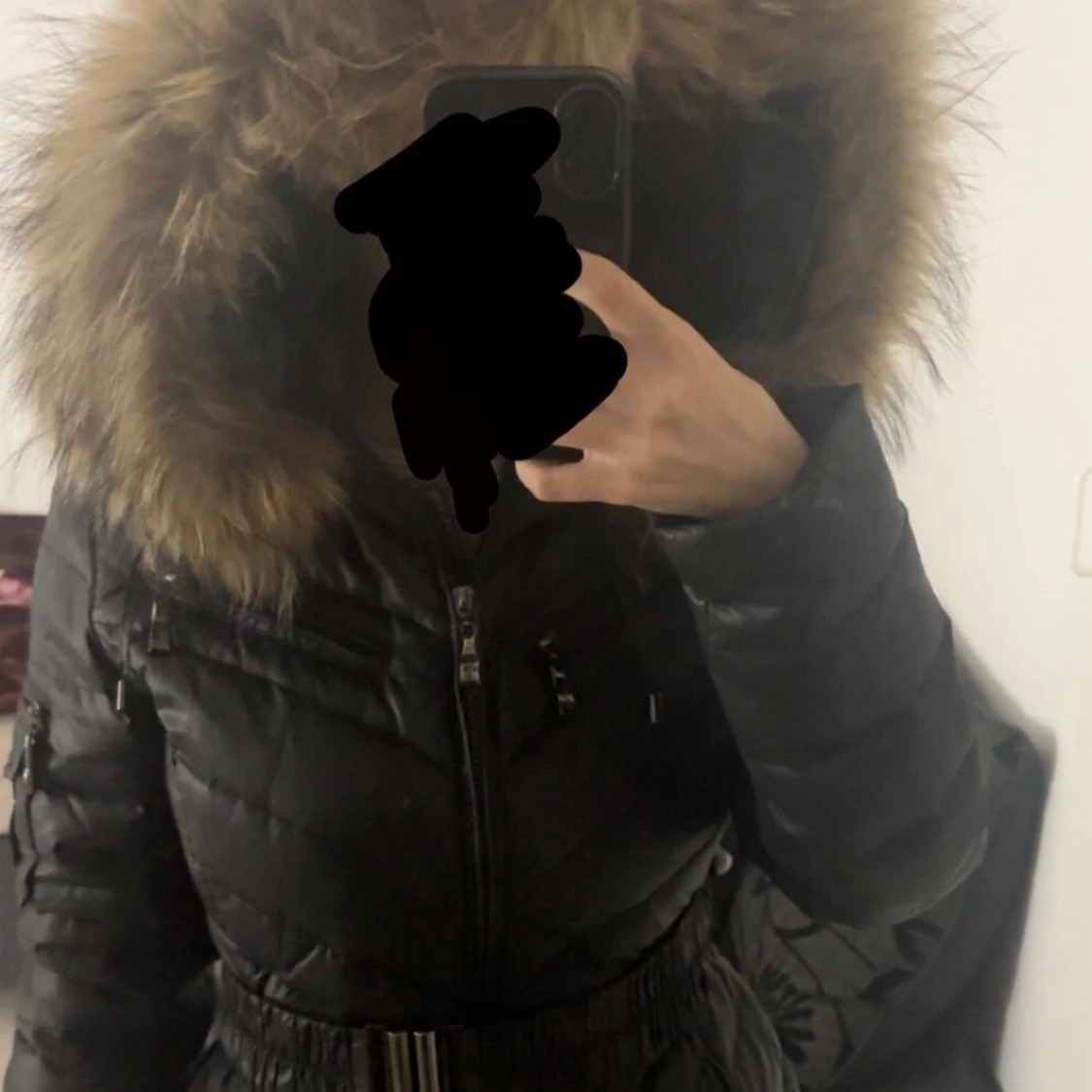 Svart pufferjacka med fuskpäls - 1