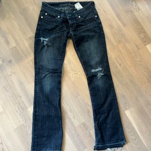 Guess bootcut jeans med slitningar - Ett par jätte snygga mörkblåa jeans från guess, dom har 1 hål (bild 3) men som säkert går att fixa💓
