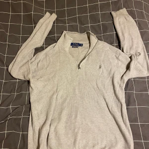 Grå half zip tröja från Polo Ralph Lauren - Priset går ner lite för att det är ett hål vid armen       Priset kan diskuteras    