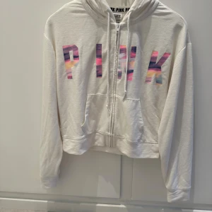 Vit hoodie från PINK Victoria's Secret - Vit hoodie med dragkedja från PINK Victoria's Secret. 