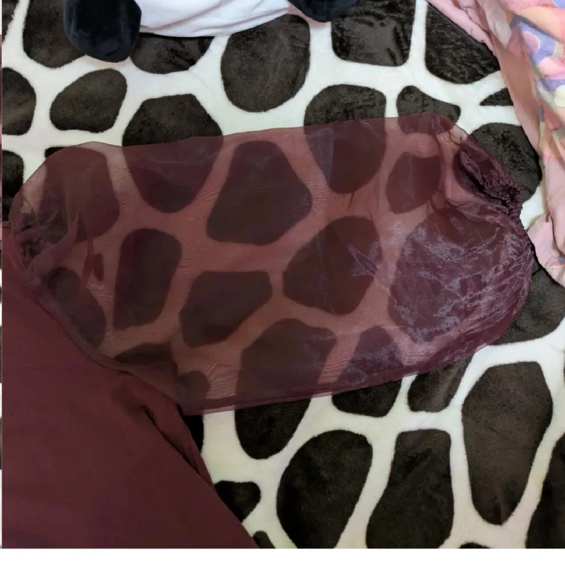 Vinröd topp med puffärmar från KappAhl - 2