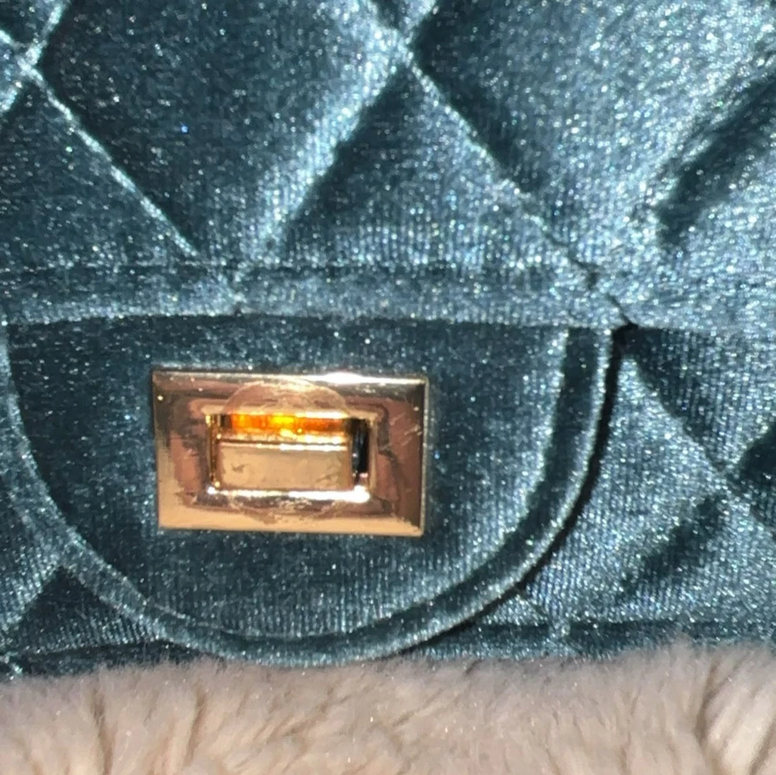 Quiltad blå axelväska. - 3