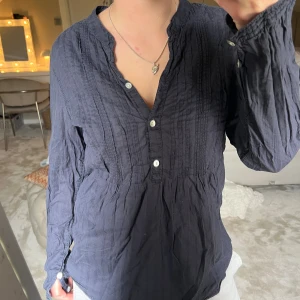 Blå topp - Blå långärmad topp. Stolek 38 men sitter snarare som en 36 skulle jag säga. 