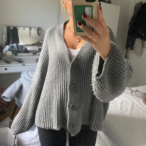 Grå stickad kofta  - Mysig grå stickad kofta☺️💓