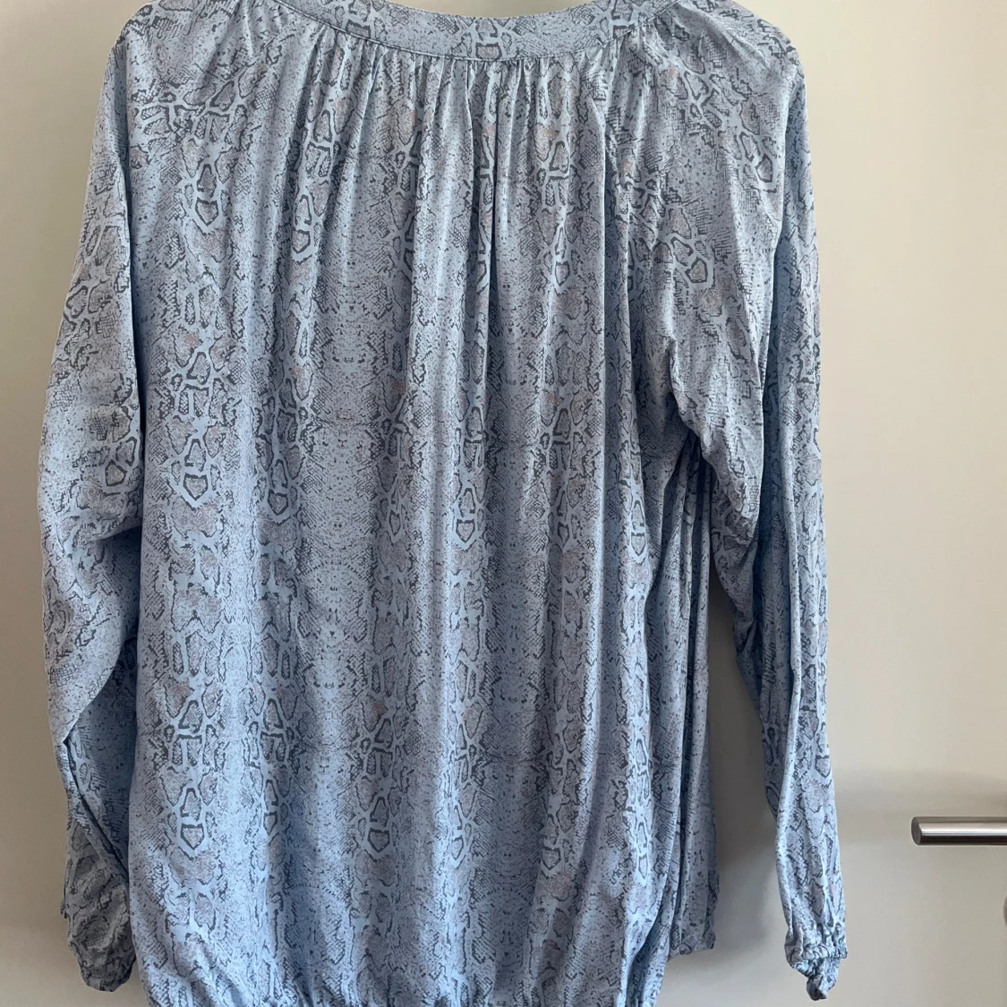 Blå blus med ormmönster - 1
