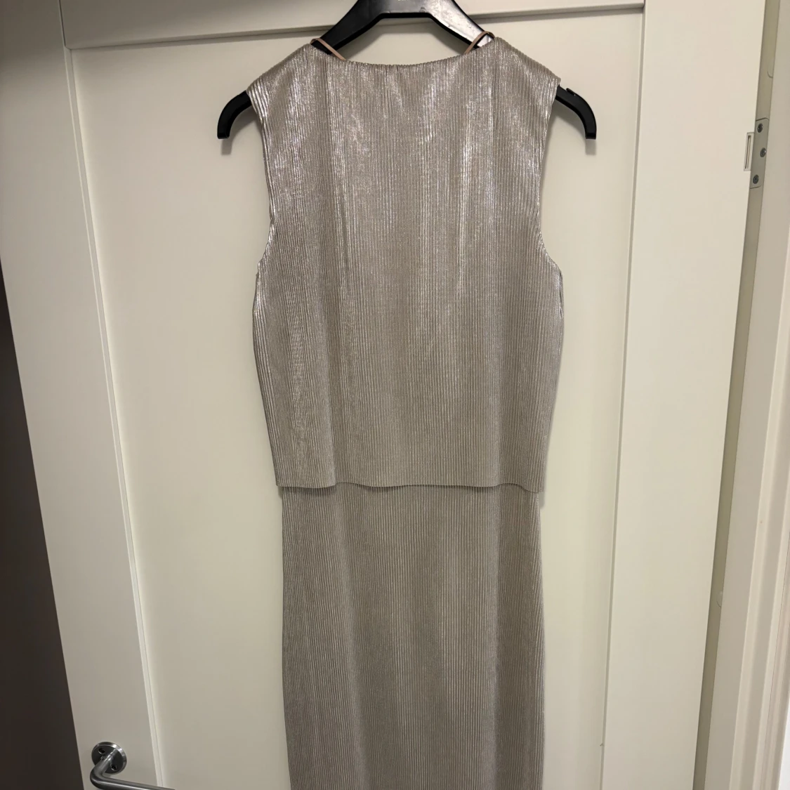 Glittrig silverklänning från KappAhl - 1