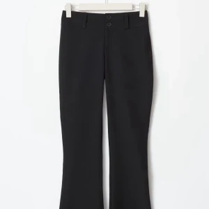 Svarta kostymbyxor Gina Tricot - Kostymbyxor från Gina tricot i storlek S, passar någon som är en 32/34 skulle jag säga. Passar mig i längden som är 170. Original pris 499