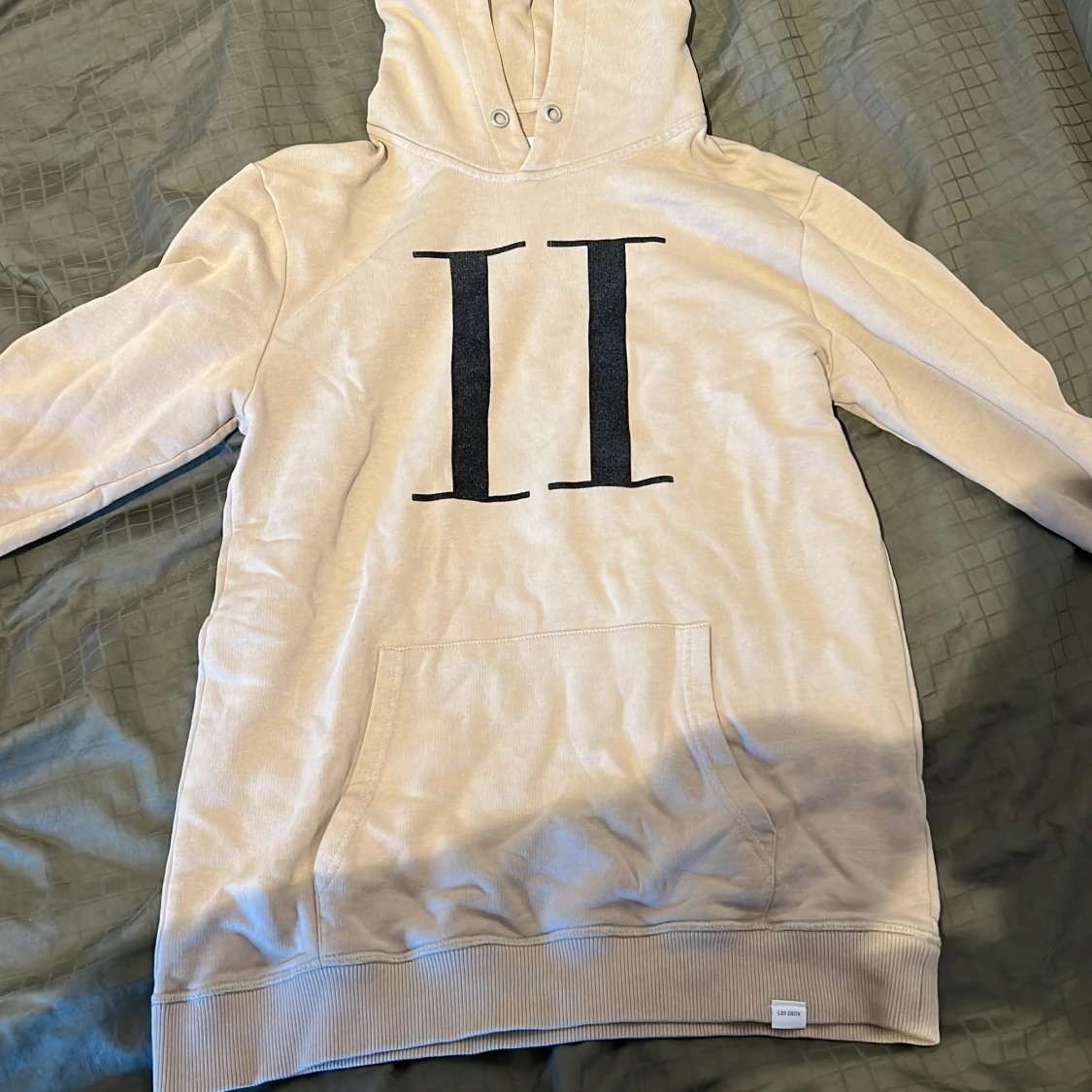 Beige hoodie från Les Deux med tryck