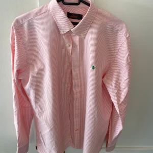 Randig Morris skjorta - Säljer en ny randig Morris skjorta i storlek M, modellen är ca 180 cm lång. Hör av dig vid funderingar!