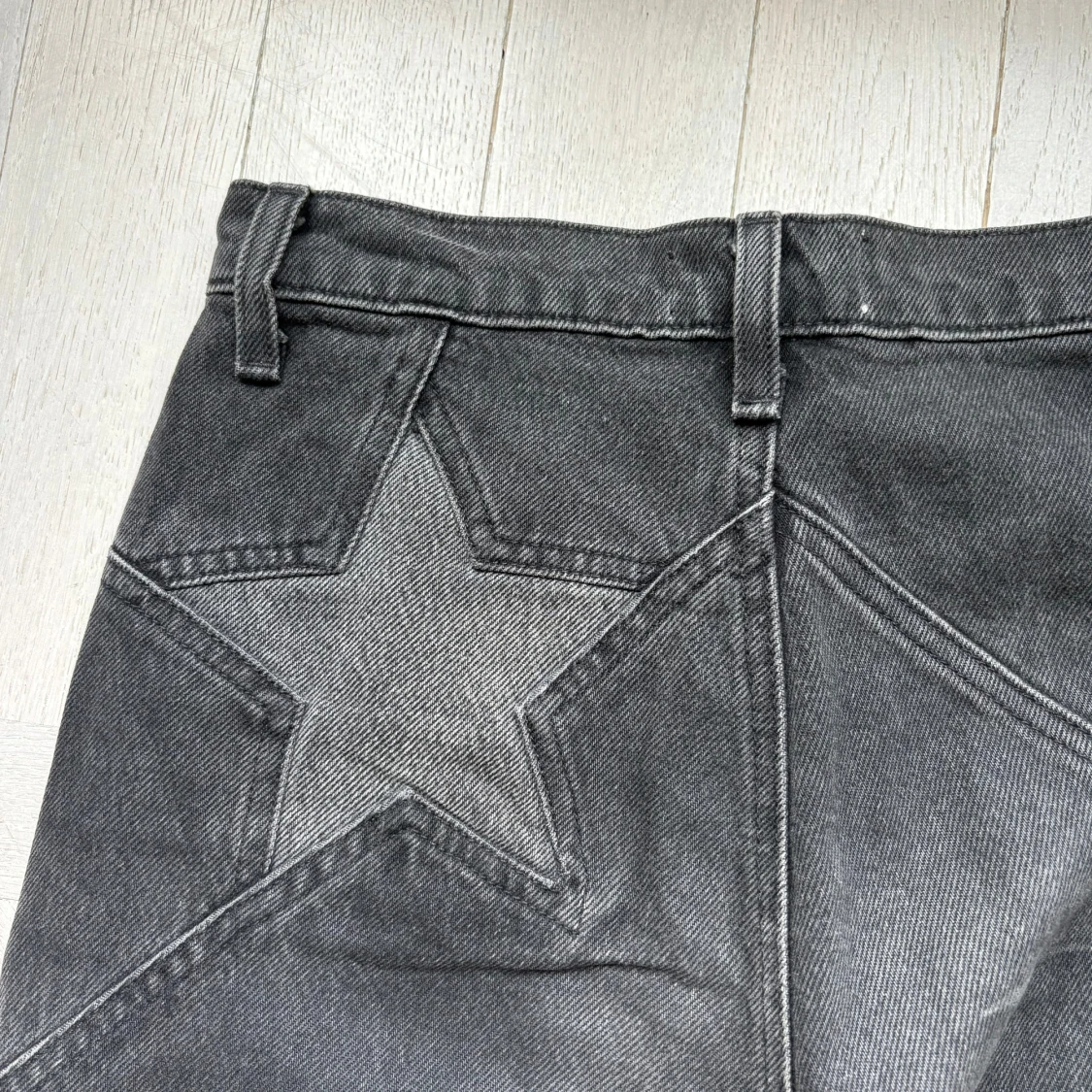 Grå jeans med stjärndetalj från Reformation - 1