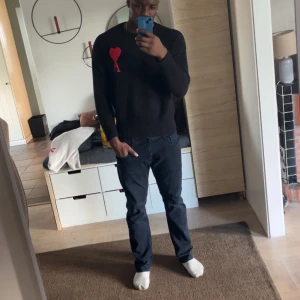 Två ami Paris tröjor - Säljer en snygg stickad tröja från Ami Paris med deras ikoniska röda hjärta och A på bröstet. Tröjan har rund halsringning, långa ärmar och ribbade muddar. Perfekt för dig som vill ha en stilren men ändå unik look.STORLEK M PASSAR DEM FRÅN 175-180