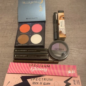 Stort sminkpaket med paletter & mascara - Ögonskugga, eyeliner, mascara och sminkborstar. Allt är oanvänt.  Lasplash cosmetics moonlight glow Illamasqua liquid eyeliner (2 stycken) Delilah eyeliner Gosh ögonskugga Teeez mascara Note ögonskugga Spectrum glossy B06 tapered blender Spectrum rock n' glam A40 smoky shader