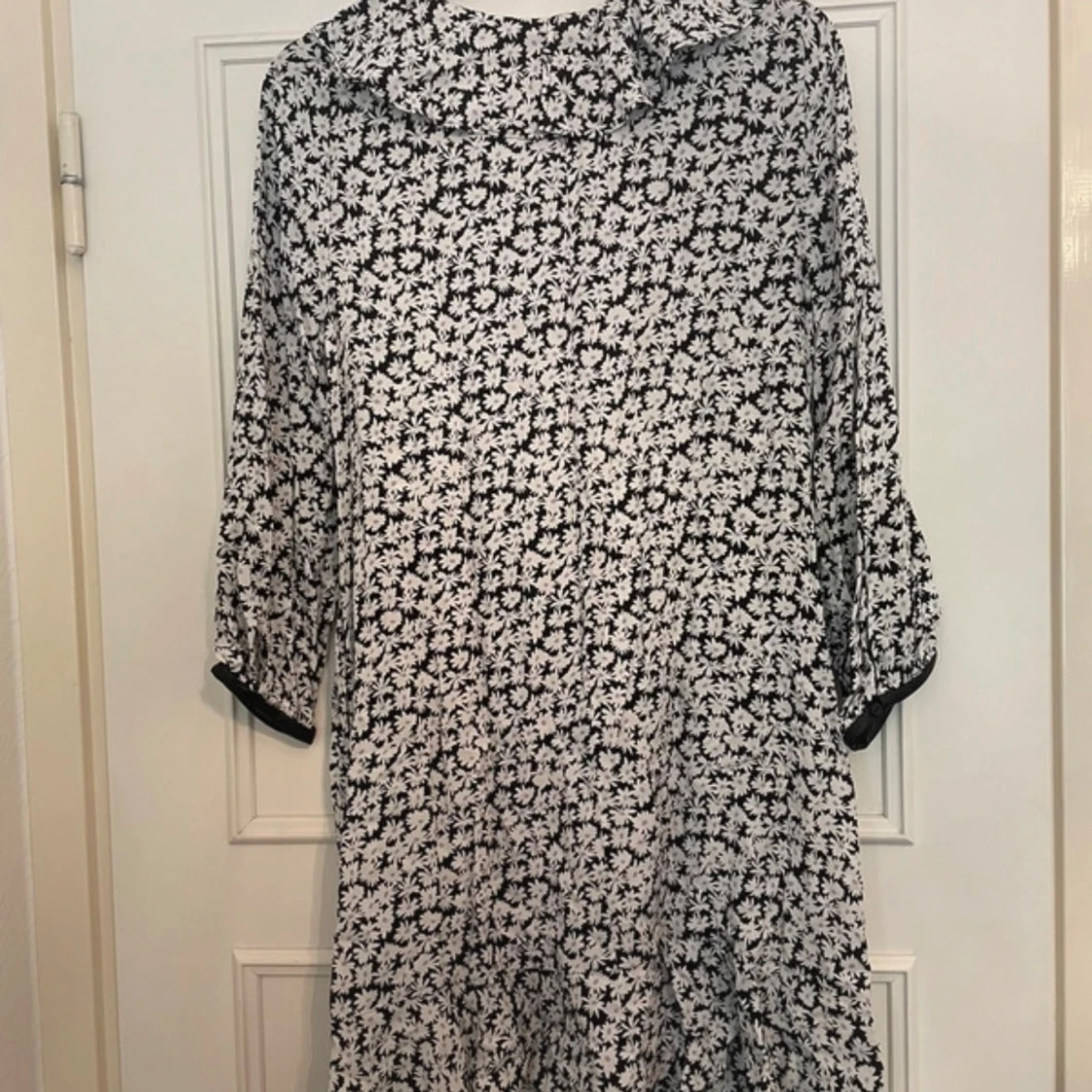 Svart/vit/lila klänning från Zara
