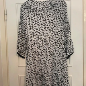 Svart/vit/lila klänning från Zara - Svart/vit/lila klänning från Zara, storlek S. Mycket fint skick.
