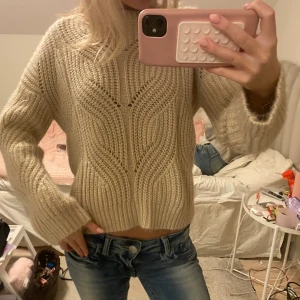 Beige stickad tröja - Fin stickad beige tröja med söta detaljer i mönstret🩷