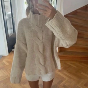 Stickad tröja  - Jättesnygg och populär tröja som är helt slutsåld!!🩷🩷använd en halv dag så nyskick!