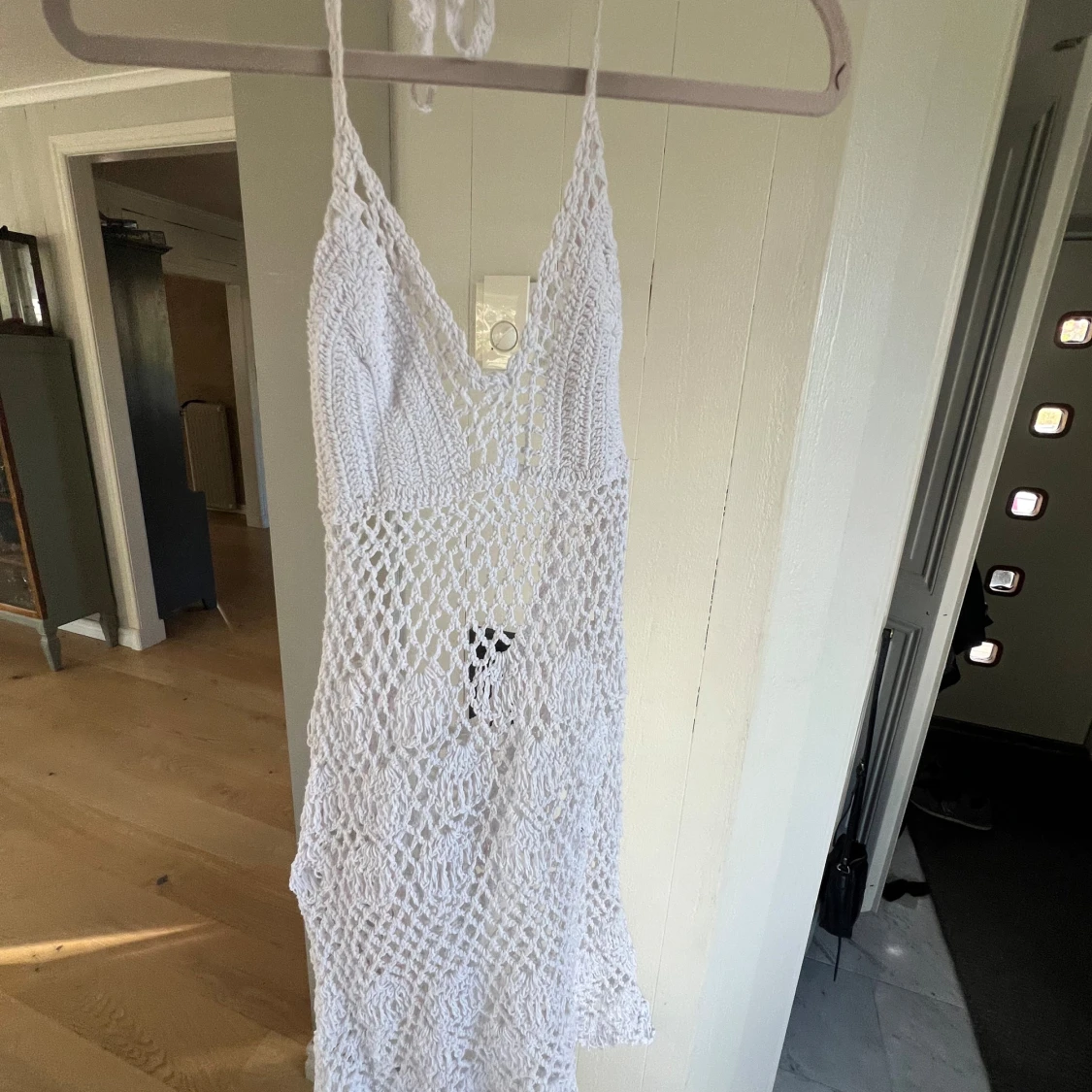 Vit virkad kortklänning med halterneck - 1