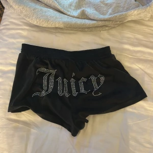 Juicy shorts - Jag säljer ett par juicy shorts för jag använder dem inte köpte för 600 säljer för 200❤️