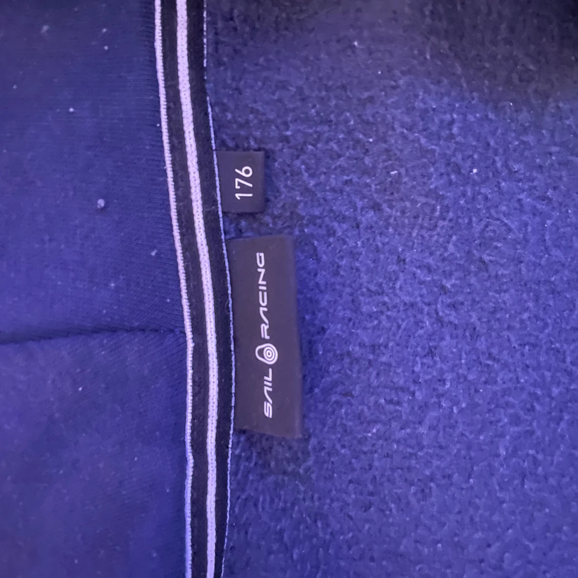 Mörkblå hoodie från Sail Racing - 1