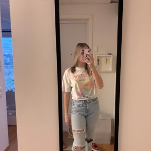 Vit Arizona t-shirt från SHEIN - Vit t-shirt från SHEIN med färgglatt Arizona-tryck framtill. Motiv med bil, solnedgång och texten 'Go Retro Cowboy Party Southwest'. Är i S men sitter som en M