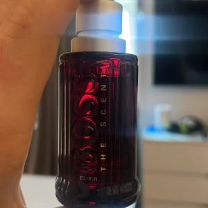 Boss The Scent Elixir parfym - Hugo Boss The Scent Elixir –som ny knappt använd nästan full. Grym höst/vinter doft  Perfekt för dig som vill sticka ut och ge ett självsäkert intryck. Flaskans djupa färg ger en exklusiv vibe.