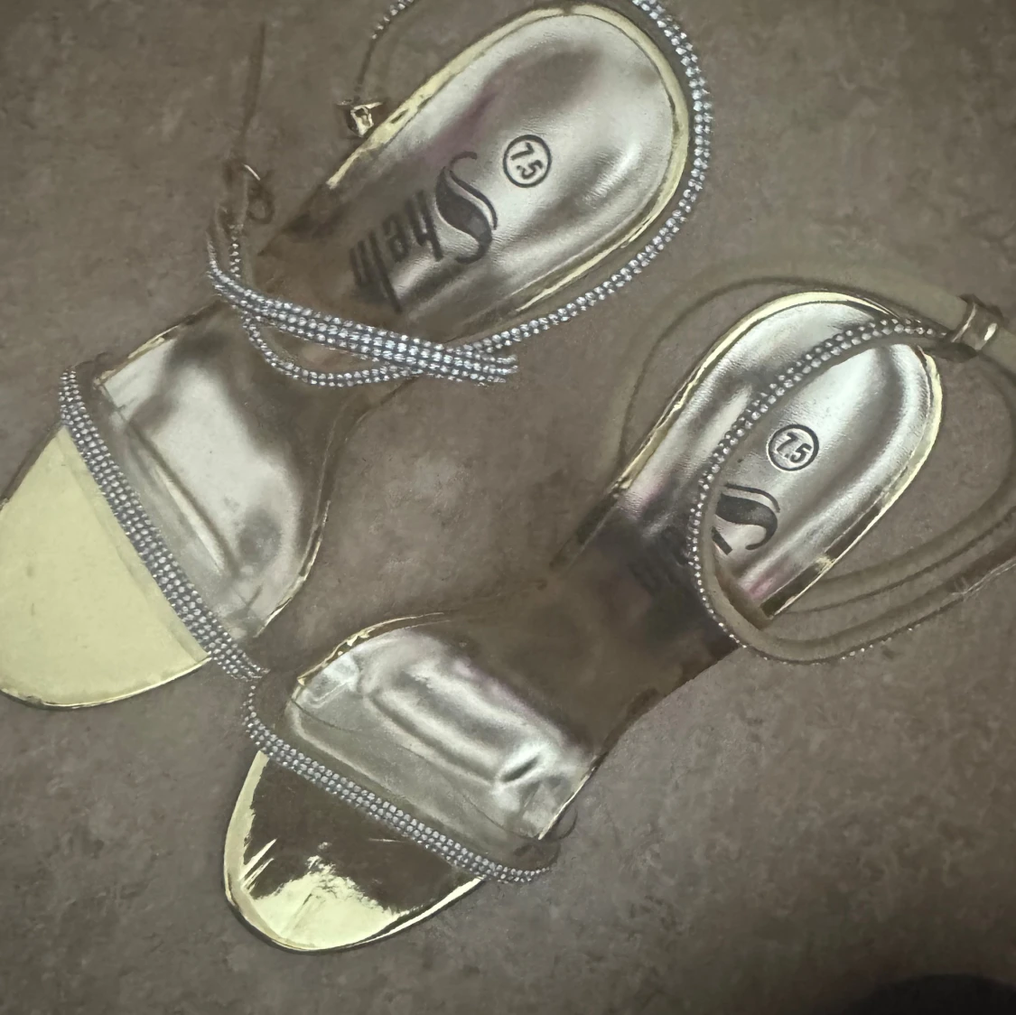 Guldiga sandaler med strass och klack