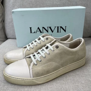 Lanvin skor  - Hej! Säljer nu dessa sjukt snygga lanvin skor. Skorna är i toppskick! Har begränsat antal boxar och dustbag. Hör av dig vid frågor. 