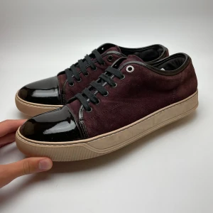 Lanvin skor - Hej! Säljer nu dessa sjukt snygga Lanvin skor. Skorna är i bra skick! Har ett begränsat antal boxar och dustbag! Hör gärna av dig vid frågor!